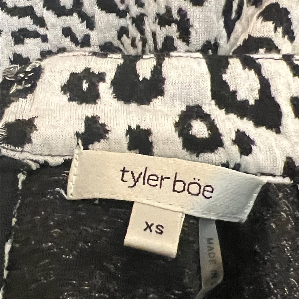 Tyler Böe Leopard Mock Neck Tunic Top XS Faux Leather Elbow Patches Black White - Picture 12 of 16